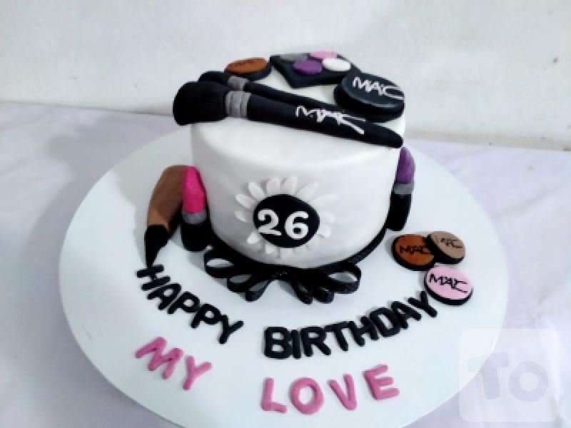 Vanilla Cake with Fondant Icing